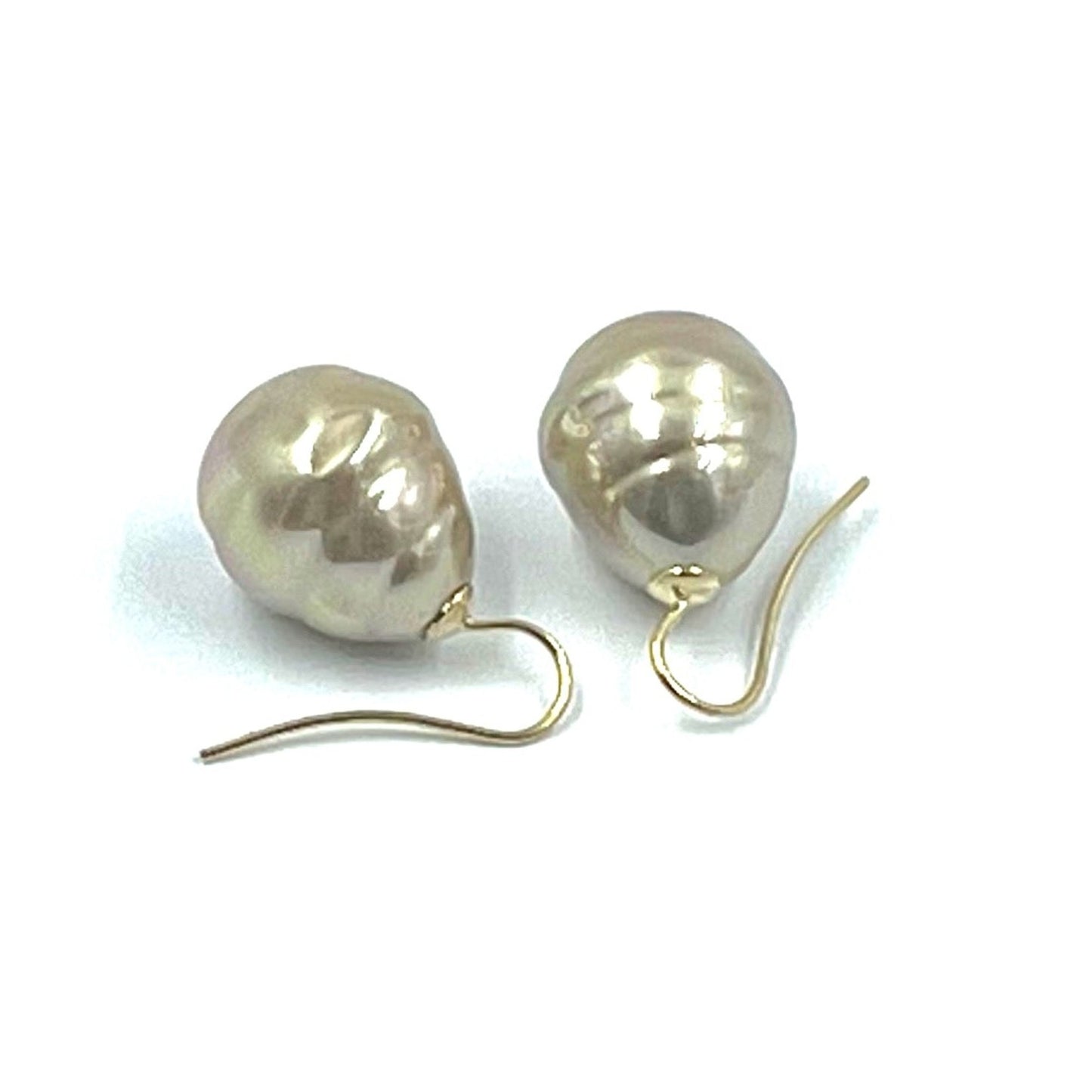 Baroque pearl earrings in de kleur soft golden sunset